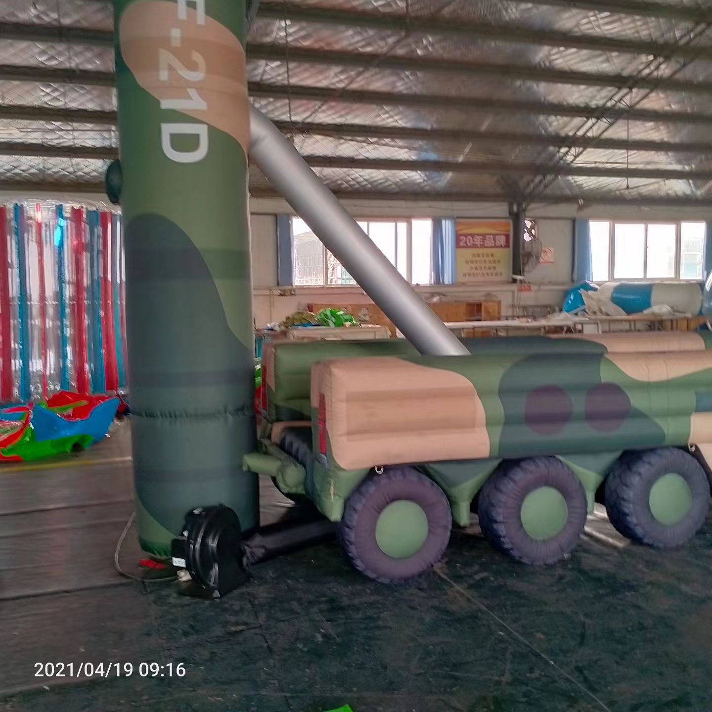 卢氏军事演习中的充气目标车辆：模拟发射车雷达车坦克飞机